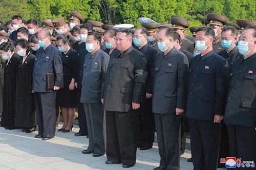 حضور رهبر کره‌شمالی در یک مراسم خاکسپاری در بحبوحه کرونا