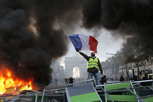 تجمع جلیقه‌ زردها در پاریس به خشونت کشیده شد