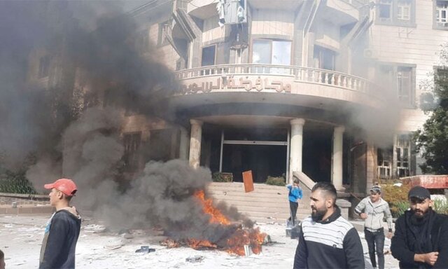 حمله معترضان به ساختمان استانداری سویدا در سوریه