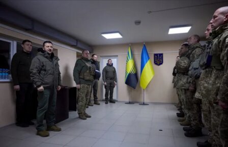 زلنسکی با سربازان نزدیک جبهه شرقی اوکراین دیدار کرد