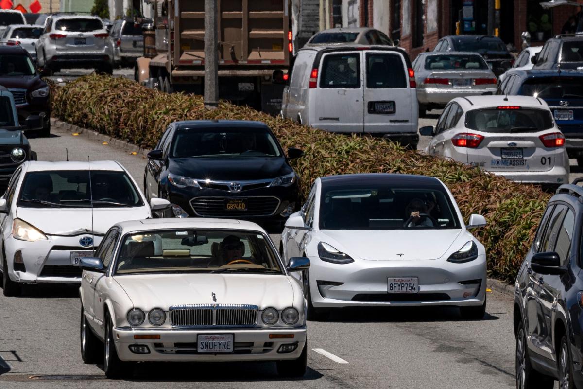 خودروهای الکتریکی هوای کالیفرنیا را تمیز می کنند، اما بیشتر برای قشر مرفه