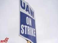 خودروسازان با نیروی کار غیر اتحادیه برای افزایش دستمزد پس از رکوردهای معاملات اتحادیه کارگران رقابت می کنند