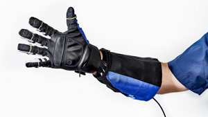 همکاری جی ام و ناسا در تولید یک دستکش 