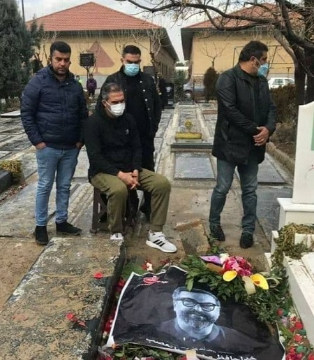 احمدرضا عابدزاده بر مزار مهرداد میناوند