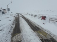 جاده‌های تکاب برفی و لغزنده است