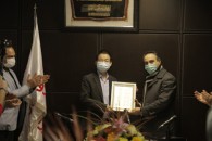 لوح سپاس شرکت بازرسی کیفیت و استاندارد ایران در دستان مدیر عامل شرکت مدیران خودرو