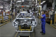 قیمت‌گذاری دستوری و قوانین زاید مانع از رشد تولید خودرو است