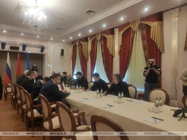 اولین تصویر از جلسه مذاکره هیئت روسی و اوکراینی