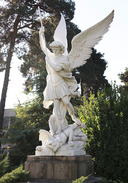 عکسی از فرشته آزادی در حیاط مجلس ایران