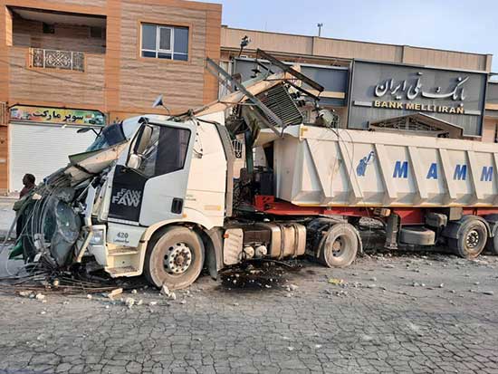 نجات معجزه‌آسای سرنشینان کامیون از یک تصادف