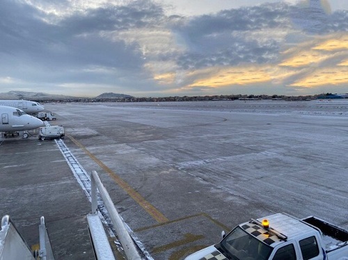 باند فرودگاه مشهد یخ زده است