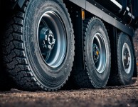 کمبود لاستیک های سنگین؛ چالش جدید رانندگان کامیون