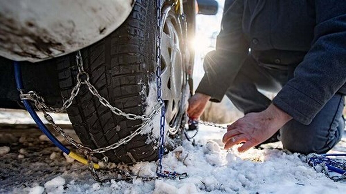 مهارت بستن زنجیر چرخ در جاده برفی